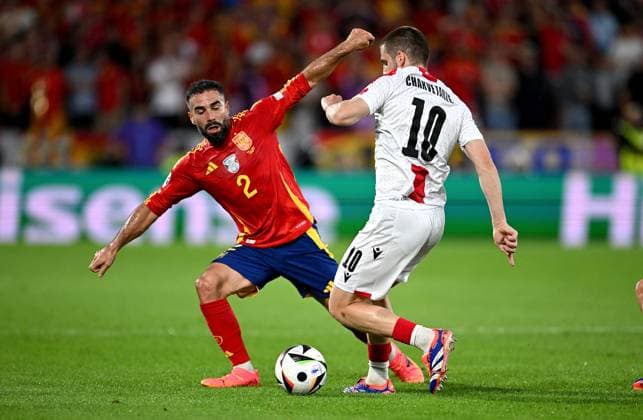 Fussball Euro 2024 Achtelfinale 30.06.2024 Spanien - Georgien Dani Carvajal (li, Spanien) gegen Giorgi Chakvetadze (re, Georgien)
