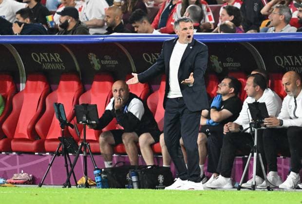 30.06.2024, xsltx, Fussball EM 2024 1 8 Finale, Spanien - Georgien emspor, v.l. Trainer Coach Willy Sagnol (Georgien) enttaeuscht, enttaeuscht schauend, dissapointed (UEFA REGULATIONS PROHIBIT ANY USE OF PHOTOGRAPHS as IMAGE SEQUENCES and or QUASI-VIDEO) Köln