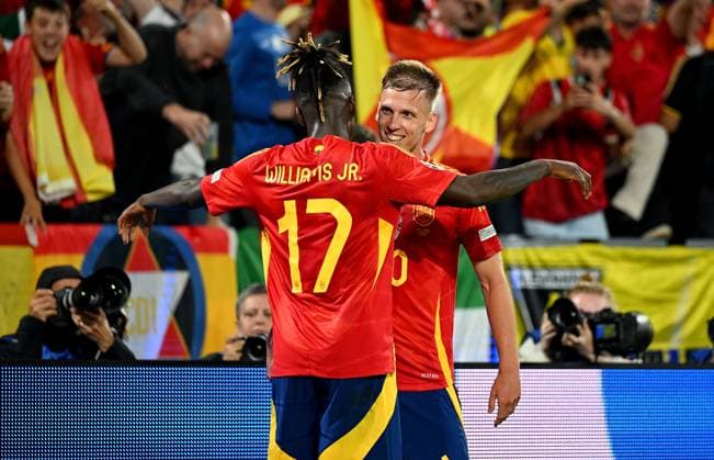 Fussball Euro 2024 Achtelfinale 30.06.2024 Spanien - Georgien Jubel Spanien nach dem Tor zum 3-1 duch den Torschuetzen Nico Williams und Dani Olmo (v. li., )