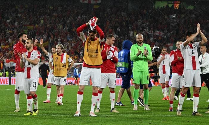 30.06.2024, xsltx, Fussball EM 2024 1 8 Finale, Spanien - Georgien emspor, v.l. Solomon Kverkvelia (Georgien) und Team bedankt bedanken sich bei den Fans (DFL DFB REGULATIONS PROHIBIT ANY USE OF PHOTOGRAPHS as IMAGE SEQUENCES and or QUASI-VIDEO) Köln
