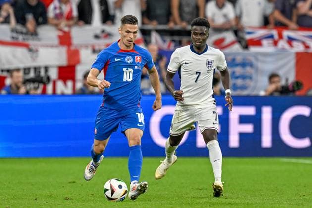 v. li. im Zweikampf ?ubomír Tupta (Slowakei) Bukayo Saka 7 (England) 30.06.2024 Fussball Europameisterschaft in Deutschland England vs Slowakei , Veltins-Arena, Gelsenkirchen, NRW Germany