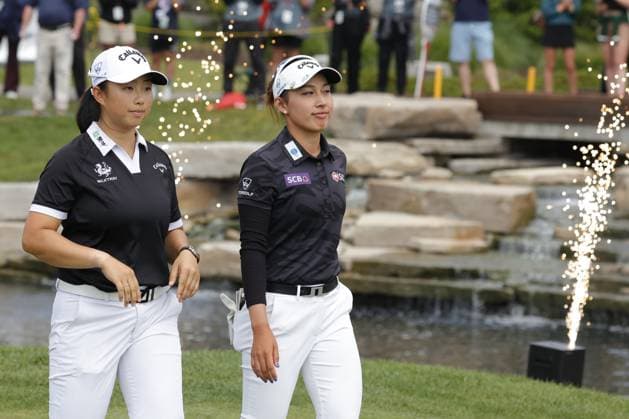MIDLAND, MI - JUNE 30: From left to right LPGA, Golf Damen golfers Ruoning Yin and Atthaya Thitikul walk out for the trophy presentation after winning the LPGA Dow Championship on June 30, 2024, at Midland Country Club in Midland, Michigan. (Photo by Brian Spurlock Icon Sportswire) GOLF: JUN 30 LPGA Dow Championship EDITORIAL USE ONLY Icon24063015