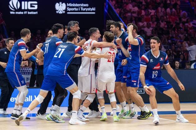 Japan - France , decoration ceremony 30.06.2024 Lodz, Poland, men s Volleyball Nations League, final round finals ; ceremony decoration after the tournament and final game Japan - France image shows: team France react after the game , winner photo Katarzyna Plewczynska Fotostyk Copyright: xFotostykxPhotoxAgencyx 20240630FCTKP1602