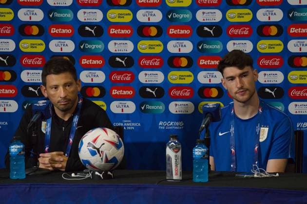 June 30, 2024, Kansas City, Missouri, USA: Pictured is Team Uruguay assistant coach DIEGO REYES (l) and Team Uruguay goalkeeper FRANCO ISRAEL (r) at a press conference, PK, Pressekonferenz at Arrowhead Stadium in Kansas City, Missouri. Reyes speaks for head coach Marcelo Bielsa in lieu of Bielsa s suspension from Copa America Cup s USA vs. Paraguay match. Kansas City USA - ZUMAh139 20240630_zap_h139_001 Copyright: xSerenaxS.Y.xHsux
