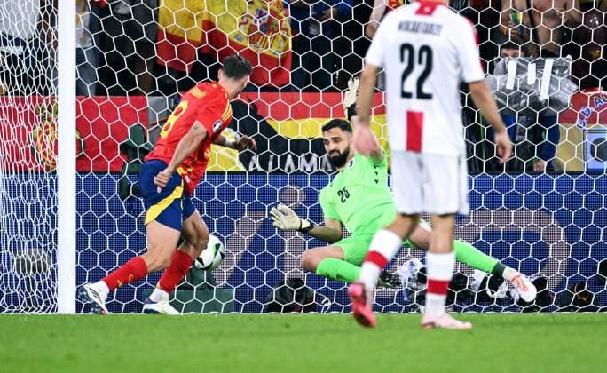 Fussball, Europameisterschaft, EURO 2024, Achtelfinale, Rhein-Energie Stadion Köln: Spanien - Georgien 4:1; Fabian Ruiz (SPA) erzielt das Tor zum 2:1 gegen Giorgi Mamardashvili (GEO). Aktion