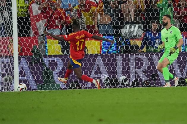 Nico Williams (Spanien Spain, 17) trifft gegen Torwart Goalie Giorgi Mamardashvili (Georgien, Georgia, 25) - Köln 30.06.2024: Spanien vs. Georgien, EURO2024 M37, Achtelfinale, EM-Arena Köln