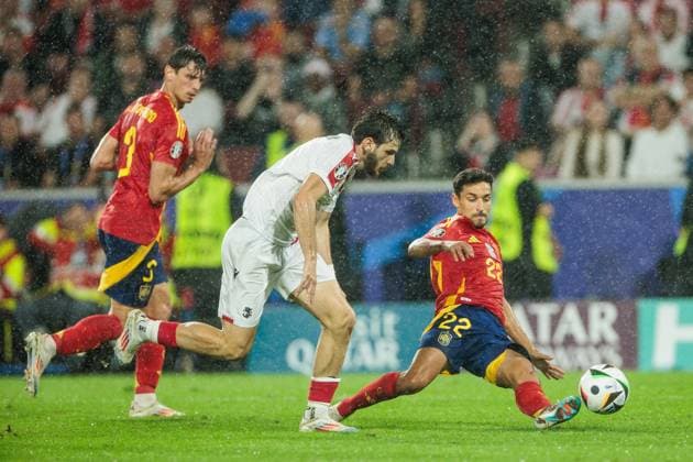 UEFA EURO, EM, Europameisterschaft,Fussball 2024: Spanien - Georgien; 30.06.2024 Zweikampf Khvicha Kvaratskhelia (Georgien, 7), Jesus Navas (Spanien, 22) UEFA EURO 2024: Spanien - Georgien; Cologne Stadium, Köln am 30.06.2024 Copyright: xBEAUTIFULxSPORTS Wunderlx
