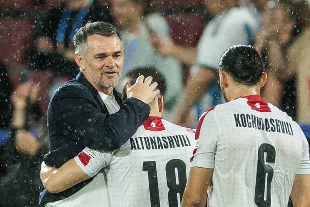 UEFA EURO, EM, Europameisterschaft,Fussball 2024: Spanien - Georgien; 30.06.2024 Willy Sagnol (Cheftrainer, Trainer Georgien) umarmt Sandro Altunashvili (Georgien, 18) UEFA EURO 2024: Spanien - Georgien; Cologne Stadium, Köln am 30.06.2024 Copyright: xBEAUTIFULxSPORTS Wunderlx