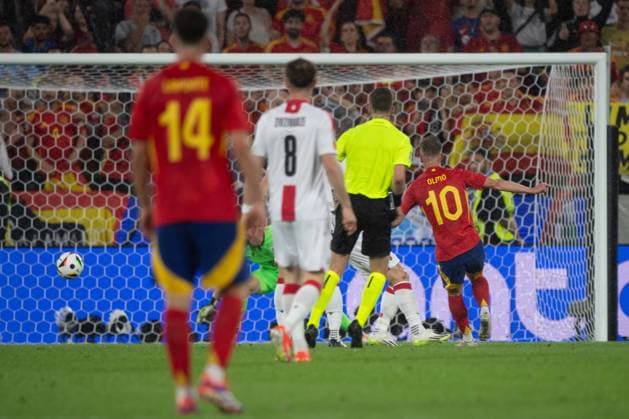 Dani Olmo (ESP) schiesst das Tor zum 4:1, Achtelfinale Spanien (ESP) - Georgien (GEO) 4:1 Stadion Koeln, Cologne Stadium, 30.06.2024. Fussball UEFA EURO, EM, Europameisterschaft,Fussball 2024 GERMANY vom 14.06.2024 - 14.07.2024. Â