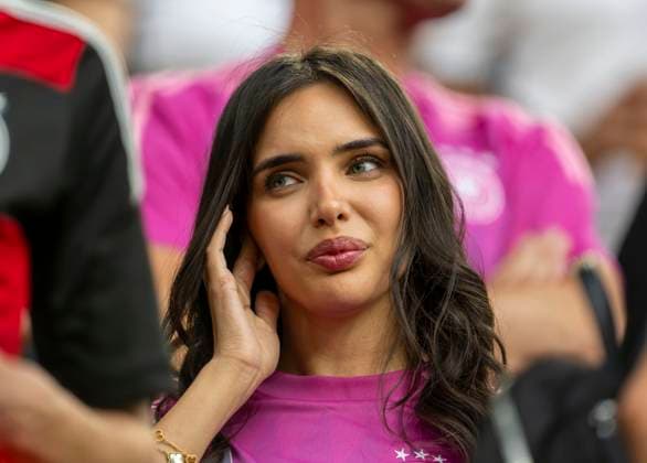 29.06.2024, Fussball UEFA EURO, EM, Europameisterschaft,Fussball 2024, Achtelfinale, Deutschland - Dänemark, in der BVB-Arena Dortmund, Sara Arfaoui (Deutschland) die Frau von Ilkay Gündogan (Deutschland) nachdenklich.