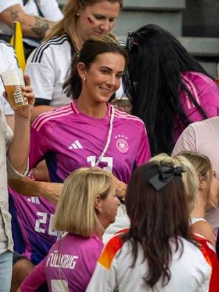 29.06.2024, Fussball UEFA EURO, EM, Europameisterschaft,Fussball 2024, Achtelfinale, Deutschland - Dänemark, in der BVB-Arena Dortmund, Lisa Müller (Deutschland) die Frau von Thomas Müller (Deutschland) hat Spass