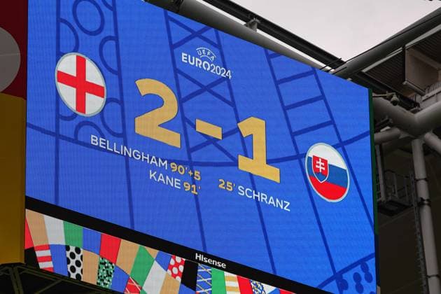 EM 2024: England - Slowakei am 30.06.2024 in der Arena AufSchalke in Gelsenkirchen Anzeigetafel Videoleinwand mit dem offiziellen Endergebnis 2 zu 1 - Feature, Symbol, Symbolfoto, charakteristisch, Detail