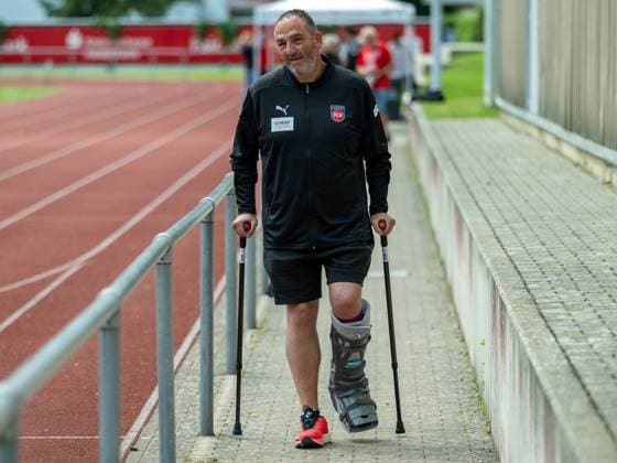 Sport Themen der Woche KW27 Sport Bilder des Tages Frank Schmidt (FC Heidenheim, Chef-Trainer), nach Operation mit Kruecken, GER, FC Heidenheim, Laktattest, Fussball, Bundesliga, Spielzeit 2024 2025, 01.07.2024, GER, FC Heidenheim, Laktattest, Fussball, Bundesliga, Spielzeit 2024 2025, 01.07.2024 Heidenheim *** Frank Schmidt FC Heidenheim, Head Coach , after surgery with Kruecken, GER, FC Heidenheim, lactate test, football, Bundesliga, season 2024 2025, 01 07 2024, GER, FC Heidenheim, lactate test, football, Bundesliga, season 2024 2025, 01 07 2024 Heidenheim Copyright: xEibner-Pressefoto SaschaxWaltherx EP_EER
