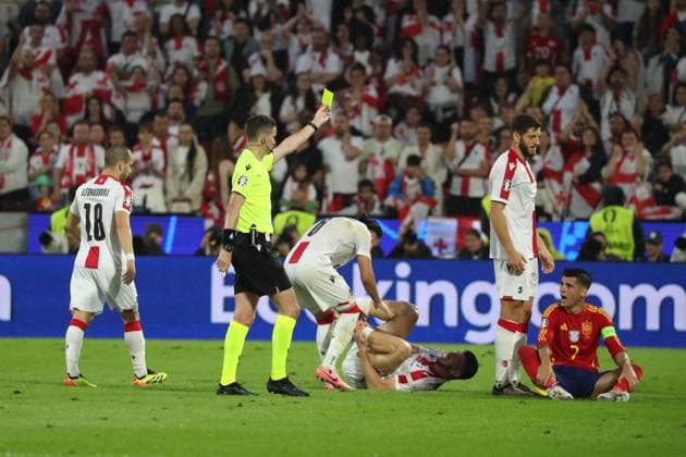 Germany - UEFA EURO, EM, Europameisterschaft,Fussball 2024 - Spain and Georgia - 30 06 2024 GERMANY, COLOGNE, JUNE 30. Referee Francois Letexier shows a yellow card to Alvaro Morata of Spain during the UEFA EURO 2024 round of 16 match between Spain and Georgia, on June 24, 2024 at Cologne Stadium in Cologne, Germany. Photo by Manuel Blondeau AOP.Press Cologne Cologne Stadium Germany Copyright: x ManuelxBlondeau AOP.Pressx AOP20240630 0078