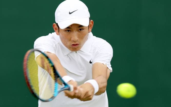 (240701) -- LONDON, July 1, 2024 -- Shang Juncheng hits a return during the men s singles first round match between Shang Juncheng of China and Cristian Garin of Chile at Wimbledon tennis Championship in London, Britain, on July 1, 2024. ) (SP)BRITAIN-LONDON-TENNIS-WIMBLEDON-DAY 1 LixYing 
