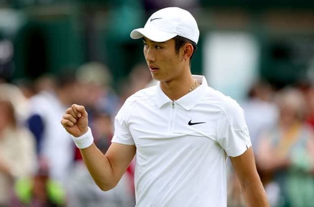 (240701) -- LONDON, July 1, 2024 -- Shang Juncheng celebrates during the men s singles first round match between Shang Juncheng of China and Cristian Garin of Chile at Wimbledon tennis Championship in London, Britain, on July 1, 2024. ) (SP)BRITAIN-LONDON-TENNIS-WIMBLEDON-DAY 1 LixYing 