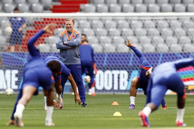 MUNICH - National coach Ronald Koeman during the MD-1 training session of the Dutch national team, Nationalteam in the Munich Football Arena on July 1, 2024 in Munich, Germany. The Dutch national team is preparing for the round of 16 at the European Football Championship in Germany against Romania. ANP KOEN VAN WEEL UEFA EURO, EM, Europameisterschaft,Fussball 2024 Germany 2024 xVIxANPxSportx xxANPxIVx 502536116 originalFilename: 502536116.jpg
