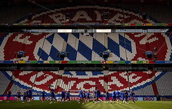 MUNICH - Players of the Dutch national team, Nationalteam during the MD-1 training session at the Munich Football Arena on July 1, 2024 in Munich, Germany. The Dutch national team is preparing for the eighth finals at the European Football Championship in Germany against Romania. ANP KOEN VAN WEEL UEFA EURO, EM, Europameisterschaft,Fussball 2024 Germany 2024 xVIxANPxSportx xxANPxIVx 502537211 originalFilename: 502537211.jpg