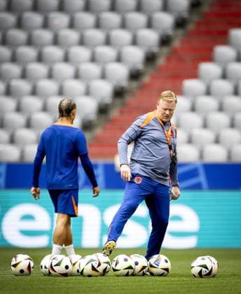 MUNICH - Xavi Simons and national coach Ronald Koeman during the MD-1 training session of the Dutch national team, Nationalteam in the Munich Football Arena on July 1, 2024 in Munich, Germany. The Dutch national team is preparing for the round of 16 at the European Football Championship in Germany against Romania. ANP KOEN VAN WEEL UEFA EURO, EM, Europameisterschaft,Fussball 2024 Germany 2024 xVIxANPxSportx xxANPxIVx 502538212 originalFilename: 502538212.jpg