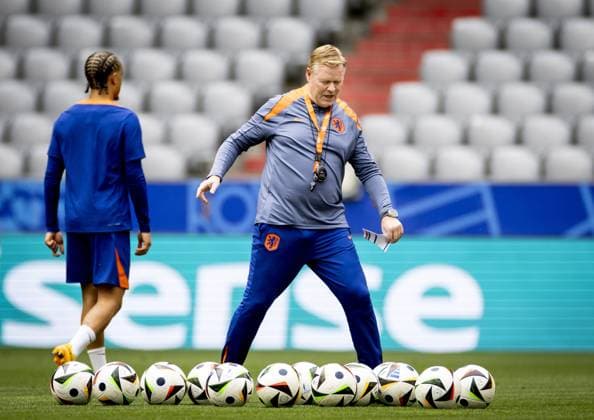 Sport Bilder des Tages MUNICH - Xavi Simons and national coach Ronald Koeman during the MD-1 training session of the Dutch national team, Nationalteam in the Munich Football Arena on July 1, 2024 in Munich, Germany. The Dutch national team is preparing for the round of 16 at the European Football Championship in Germany against Romania. ANP KOEN VAN WEEL UEFA EURO, EM, Europameisterschaft,Fussball 2024 Germany 2024 xVIxANPxSportx xxANPxIVx 502538227 originalFilename: 502538227.jpg