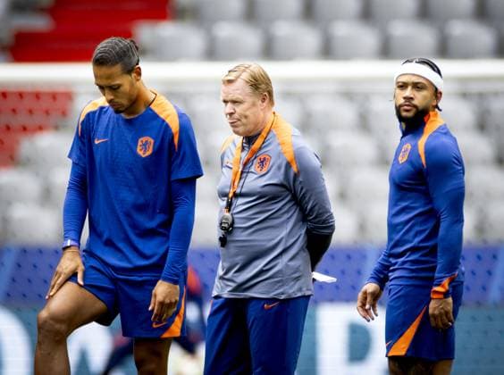 MUNICH - Virgil van Dijk, national coach Ronald Koeman and Memphis Depay during the MD-1 training session of the Dutch national team, Nationalteam at the Munich Football Arena on July 1, 2024 in Munich, Germany. The Dutch national team is preparing for the round of 16 at the European Football Championship in Germany against Romania. ANP KOEN VAN WEEL UEFA EURO, EM, Europameisterschaft,Fussball 2024 Germany 2024 xVIxANPxSportx xxANPxIVx 502538248 originalFilename: 502538248.jpg