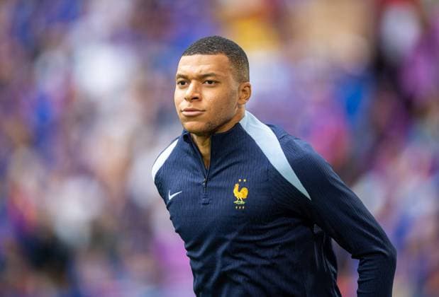 Fussball, Herren, Saison 2023 24, Euro 2024 (Achtelfinale) in Düsseldorf, Frankreich - Belgien, Kylian Mbappe (Frankreich) bei der Erwärmung, 01.07. 2024, Copyright: xSebastianxRäppold MatthiasxKochx