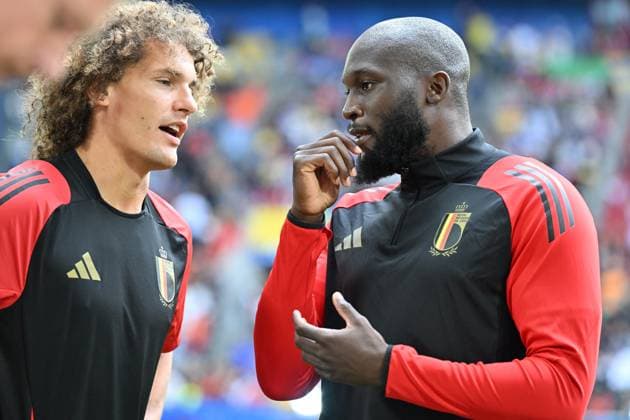 240701 EURO2024 FRANCE VS BELGIUM Wout Faes (4) of Belgium and Romelu Lukaku (10) of Belgium in talks ahead of a soccer game between the national teams of France, called les Bleus and Belgium, called the Red Devils in a round of 16 knock out game of the UEFA EURO, EM, Europameisterschaft,Fussball 2024 tournament , on Monday 1 July 2024 in Dusseldorf , Germany . photo sportpix David Catry Dusseldorf GERMANY  Copyright: xx 471358