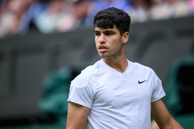 240701 Carlos Alcaraz of Spain competes in a first round singles tennis match during day 1 of Wimbledon on July 1, 2024 in London. Photo: Jesper Zerman BILDBYRAN kod JZ JZ0547 tennis wimbledon day 1 bbeng Copyright: JESPERxZERMAN BB240701JZ050