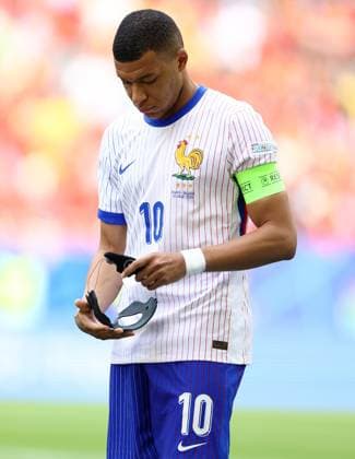 Kylian Mbappe of France puts on his face mask ahead of kick off France v Belgium, UEFA European Championship, EM, Europameisterschaft 2024, Round of 16, Football, Dusseldorf Arena, Dusseldorf, Germany - 01 Jul 2024 EDITORIAL USE ONLY No use with unauthorised audio, video, data, fixture lists, club league logos or live services. Online in-match use limited to 120 images, no video emulation. No use in betting, games or single club league player publications.  Copyright: xKieranxMcManus Shutterstockx 14566634ah