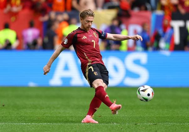 Kevin De Bruyne of Belgium passes the ball France v Belgium, UEFA European Championship, EM, Europameisterschaft 2024, Round of 16, Football, Dusseldorf Arena, Dusseldorf, Germany - 01 Jul 2024 EDITORIAL USE ONLY No use with unauthorised audio, video, data, fixture lists, club league logos or live services. Online in-match use limited to 120 images, no video emulation. No use in betting, games or single club league player publications.  Copyright: xKieranxMcManus Shutterstockx 14566634ak