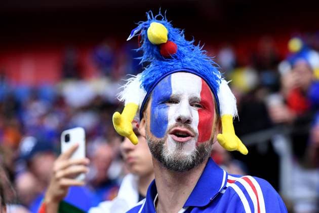 Fußball UEFA EURO, EM, Europameisterschaft,Fussball 2024 Achtelfinale Frankreich - Belgien am 01.07.2024 in der Düsseldorf Arena in Düsseldorf Geschminkter Schminke Fan Zuschauer Frankreich mit Mütze Hahn
