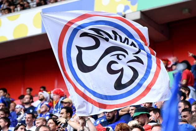 Fußball UEFA EURO, EM, Europameisterschaft,Fussball 2024 Achtelfinale Frankreich - Belgien am 01.07.2024 in der Düsseldorf Arena in Düsseldorf Fans Zuschauer Frankreich mit Fahne