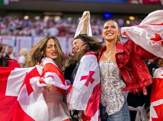 30.06.2024, Fussball UEFA EURO, EM, Europameisterschaft,Fussball 2024, Achtelfinale, Spanien - Georgien, im Köln Stadion, Weibliche Fans auzs Georgien feiern trotz der Niederlage ihrer Mannschaft.