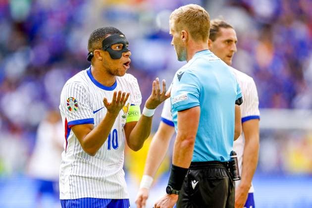 DUSSELDORF, Dusseldorf Arena ,01-07-2024 , European Football Championship Euro2024, round of 16 match no.42 between France and Belgium, France player Kylian Mbappe and Referee Glenn Nyberg France - Belgium (Euro2024)  x25653552x Copyright: