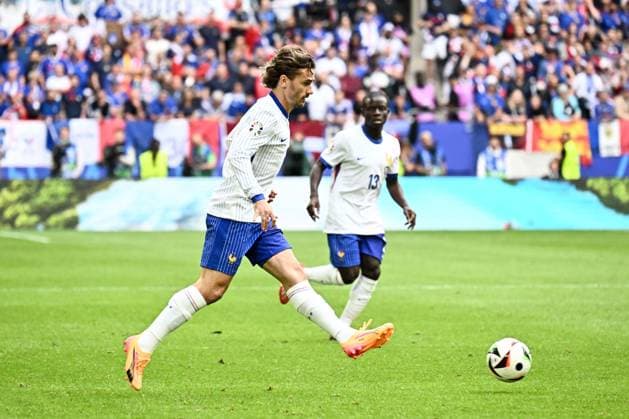 240701 EURO2024 FRANCE VS BELGIUM Antoine Griezmann (7) of France pictured in action with the ball during a soccer game between the national teams of France, called les Bleus and Belgium, called the Red Devils in a round of 16 knock out game of the UEFA EURO, EM, Europameisterschaft,Fussball 2024 tournament , on Monday 1 July 2024 in Dusseldorf , Germany . photo isosport Maarten Straetemans Dusseldorf GERMANY  Copyright: xx 471405