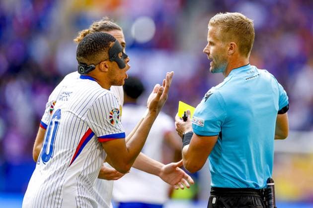 DUSSELDORF, Dusseldorf Arena ,01-07-2024 , European Football Championship Euro2024, round of 16 match no.42 between France and Belgium, France player Kylian Mbappe and Referee Glenn Nyberg France - Belgium (Euro2024)  x25653562x Copyright: