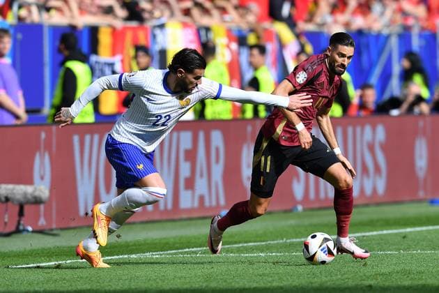 Fußball UEFA EURO, EM, Europameisterschaft,Fussball 2024 Achtelfinale Frankreich - Belgien am 01.07.2024 in der Düsseldorf Arena in Düsseldorf Theo Hernandez ( Frankreich ), links - Yannick Carrasco ( Belgien ), rechts