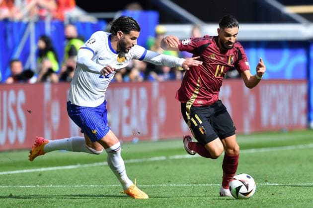 Fußball UEFA EURO, EM, Europameisterschaft,Fussball 2024 Achtelfinale Frankreich - Belgien am 01.07.2024 in der Düsseldorf Arena in Düsseldorf Theo Hernandez ( Frankreich ), links - Yannick Carrasco ( Belgien ), rechts