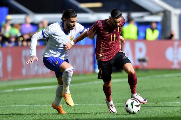 Fußball UEFA EURO, EM, Europameisterschaft,Fussball 2024 Achtelfinale Frankreich - Belgien am 01.07.2024 in der Düsseldorf Arena in Düsseldorf Theo Hernandez ( Frankreich ), links - Yannick Carrasco ( Belgien ), rechts