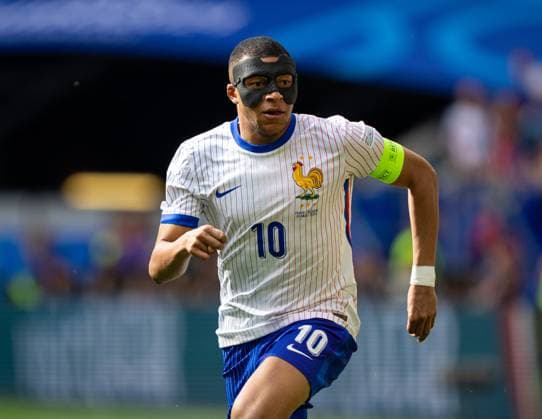 Football - UEFA EURO, EM, Europameisterschaft,Fussball 2024 - Round of 16 - France v Belgium DÜSSELDORF, GERMANY - Monday, July 1, 2024: France s captain Kylian MbappÃ , wearing a protective face mask, during the UEFA Euro 2024 Round of 16 match between France and Belgium at the Düsseldorf Arena. (Photo by David Rawcliffe Propaganda) DÜSSELDORF Düsseldorf Arena NORTH RHINE-WESTPHALIA GERMANY  Copyright: xDavidxRawcliffex P2024-07-01-France_Belgium-12