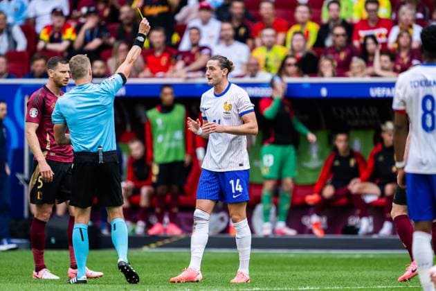 240701 Referee Glenn Nyberg gives Adrien Rabiot of France a warning during the UEFA EURO, EM, Europameisterschaft,Fussball 2024 Football Championship round of 16 match between France and Belgium on July 1, 2024 in Dusseldorf. Photo: Mathias Bergeld BILDBYRAN kod MB MB0941 fotboll football soccer fotball fotbolls-em europamästerskap em uefa euro uefa european football championship euro 2024 frankrike france belgien belgium bbeng round of 16 attondelsfinal Copyright: MATHIASxBERGELD BB240701MB023