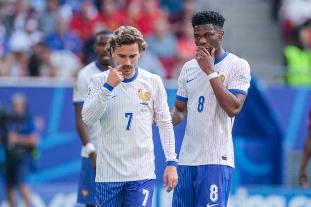 UEFA EURO, EM, Europameisterschaft,Fussball 2024: Frankreich - Belgien; 01.07.2024 Aurelien Tchouameni (Frankreich, 8), Antoine Griezmann (Frankreich, 7). UEFA EURO 2024: Achtelfinale: Frankreich - Belgien; Düsseldorf Arena, Düsseldorf am 01.07.2024 Copyright: xBEAUTIFULxSPORTS Meuselx