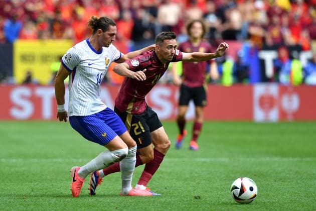 Fußball UEFA EURO, EM, Europameisterschaft,Fussball 2024 Achtelfinale Frankreich - Belgien am 01.07.2024 in der Düsseldorf Arena in Düsseldorf Adrien Rabiot ( Frankreich ), links - Timothy Castagne ( Belgien ), rechts