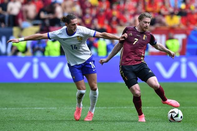 Fußball UEFA EURO, EM, Europameisterschaft,Fussball 2024 Achtelfinale Frankreich - Belgien am 01.07.2024 in der Düsseldorf Arena in Düsseldorf Adrien Rabiot ( Frankreich ), links - Kevin De Bruyne ( Belgien ), rechts