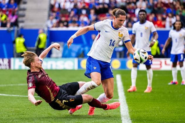 240701 Kevin De Bruyne of Belgium and Adrien Rabiot of France during the UEFA EURO, EM, Europameisterschaft,Fussball 2024 Football Championship round of 16 match between France and Belgium on July 1, 2024 in Dusseldorf. Photo: Mathias Bergeld BILDBYRAN kod MB MB0941 fotboll football soccer fotball fotbolls-em europamästerskap em uefa euro uefa european football championship euro 2024 frankrike france belgien belgium bbeng round of 16 attondelsfinal Copyright: MATHIASxBERGELD BB240701MB035