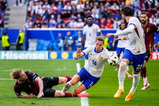 240701 Kevin De Bruyne of Belgium and Adrien Rabiot of France during the UEFA EURO, EM, Europameisterschaft,Fussball 2024 Football Championship round of 16 match between France and Belgium on July 1, 2024 in Dusseldorf. Photo: Mathias Bergeld BILDBYRAN kod MB MB0941 fotboll football soccer fotball fotbolls-em europamästerskap em uefa euro uefa european football championship euro 2024 frankrike france belgien belgium bbeng round of 16 attondelsfinal Copyright: MATHIASxBERGELD BB240701MB037