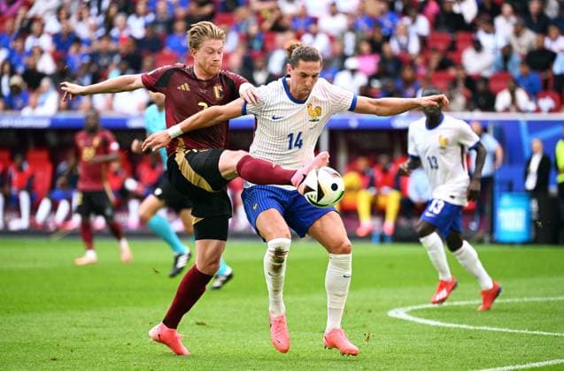 Fussball, Europameisterschaft, EURO 2024, Achtelfinale, Merkur Spiel-Arena Düsseldorf: Frankreich Belgien; Adrien Rabiot (FRA), Kevin De Bruyne (BEL). Aktion