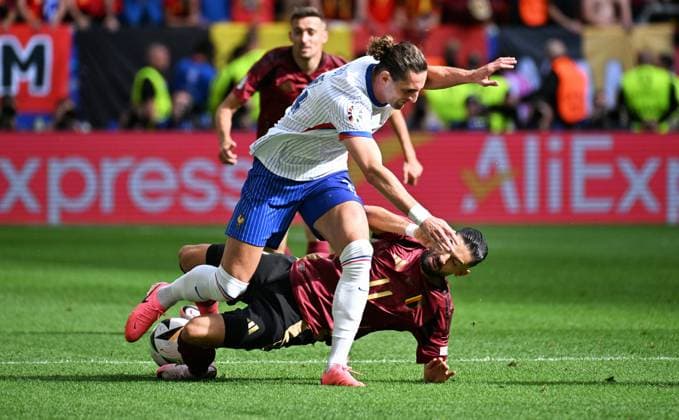 Fussball, Europameisterschaft, EURO 2024, Achtelfinale, Merkur Spiel-Arena Düsseldorf: Frankreich Belgien; Adrien Rabiot (FRA), Yannick Carrasco (BEL). Aktion