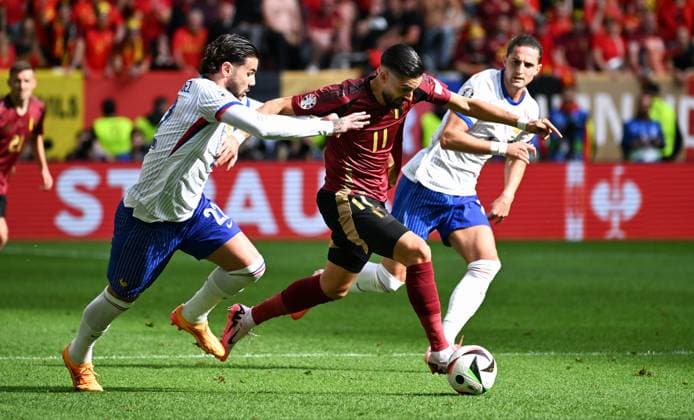 Fussball, Europameisterschaft, EURO 2024, Achtelfinale, Merkur Spiel-Arena Düsseldorf: Frankreich Belgien; Theo Hernandez (FRA), Yannick Carrasco (BEL), Adrien Rabiot (FRA). Aktion