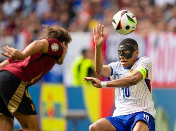 Football - UEFA EURO, EM, Europameisterschaft,Fussball 2024 - Round of 16 - France v Belgium DÜSSELDORF, GERMANY - Monday, July 1, 2024: France s captain Kylian MbappÃ , wearing a protective face mask, during the UEFA Euro 2024 Round of 16 match between France and Belgium at the Düsseldorf Arena. (Photo by David Rawcliffe Propaganda) DÜSSELDORF Düsseldorf Arena NORTH RHINE-WESTPHALIA GERMANY  Copyright: xDavidxRawcliffex P2024-07-01-France_Belgium-36